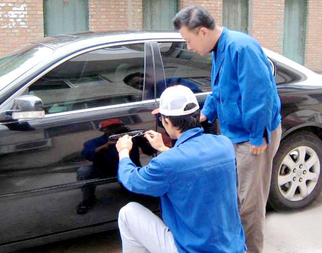 美溪区汽车钥匙丢在车里面怎么办?